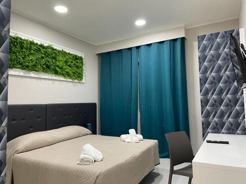 - une chambre avec 2 lits et un mur vert dans l'établissement Storico17, à Catane