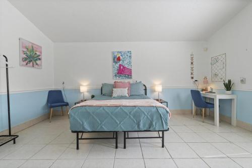 1 dormitorio con 1 cama con 2 sillas y escritorio en Luxe Pool Casita w Saltwater Pool 25 Min to PCB, en Panama City