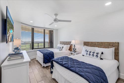 sypialnia z 2 łóżkami i oknem w obiekcie 8th Floor Penthouse Luxury Beautifully Remodeled w mieście Port Aransas
