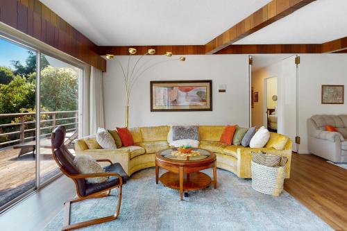 Ein Sitzbereich in der Unterkunft Viewcrest Retro Country Home