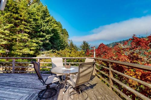 Ein Balkon oder eine Terrasse in der Unterkunft Viewcrest Retro Country Home