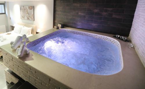 a large blue tub in a room with a bed at Heaven Horizon Villa in Karianí