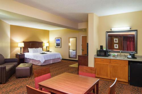 une chambre d'hôtel avec un lit et une table dans l'établissement Hampton Inn Selinsgrove/Shamokin Dam, à Shamokin Dam