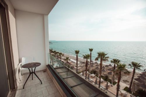 a room with a balcony with a view of the ocean at Hotel GRINT in Golem