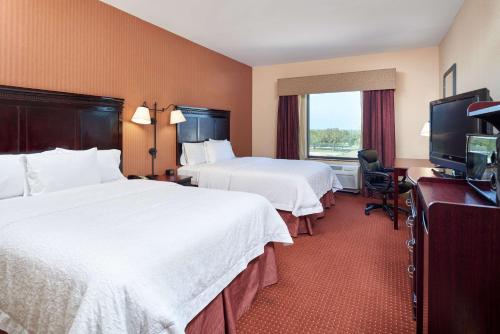 Postel nebo postele na pokoji v ubytování Hampton Inn & Suites Austin South Buda