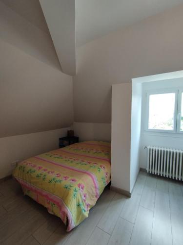 a bedroom with a bed in a room with a window at La maison de Séphora à 2 km du Zoo de Beauval in Saint-Aignan