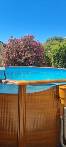 una piscina en la terraza de un barco en Quinta da Vergueira en Figueiró dos Vinhos