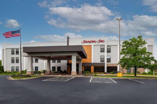 a shopping center with an american flag in a parking lot at Hampton Inn Binghamton/Johnson City in Binghamton
