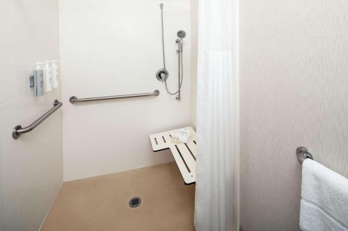 Hampton Inn Binghamton/Johnson City في بينغهامتون: حمام صغير مع مرحاض ومغسلة
