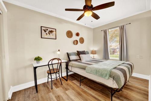 巴拿馬城的住宿－Luxe Guest Suite Near The Emerald Coast of PCB，一间卧室配有一张床和吊扇