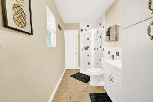 巴拿馬城的住宿－Luxe Guest Suite Near The Emerald Coast of PCB，白色的浴室设有卫生间和水槽。