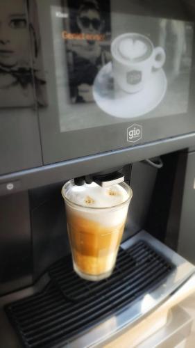 a cup of coffee sitting on a rack in a microwave at Dream Boutique Edam Coffee & Comfort in Edam
