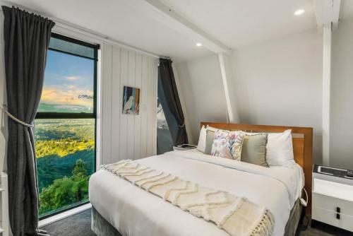 Un pat sau paturi într-o cameră la Nature's Nook with Spa, Deck and Views