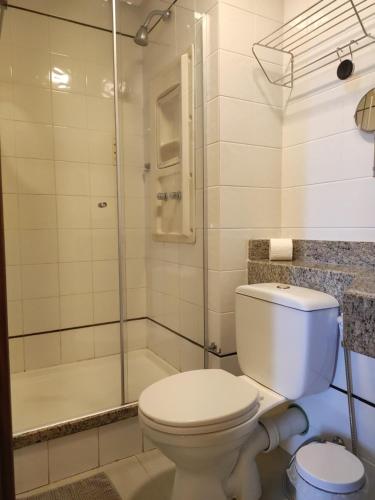 a bathroom with a toilet and a shower at Flat 704 Triângulo Apart in Vitória