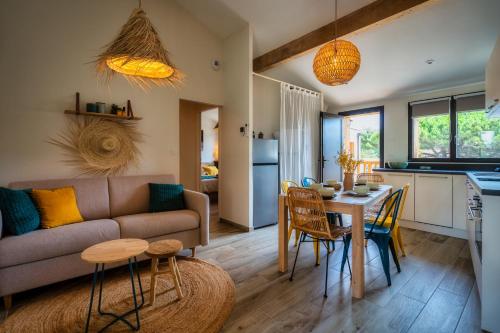 een woonkamer met een bank en een tafel bij Magic Surf House in Lacanau