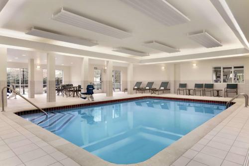 uma piscina num quarto de hotel com em Homewood Suites by Hilton Columbus-Dublin em Dublin
