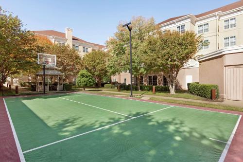 Tenis a/nebo squash v ubytování Homewood Suites by Hilton Dallas-DFW Airport N-Grapevine nebo okolí