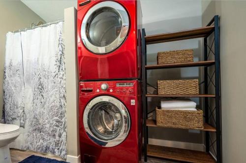 baño con lavadora y secadora rojas en Upper Mountain Haus Studio Close to Slopes Mtns, en Ogden