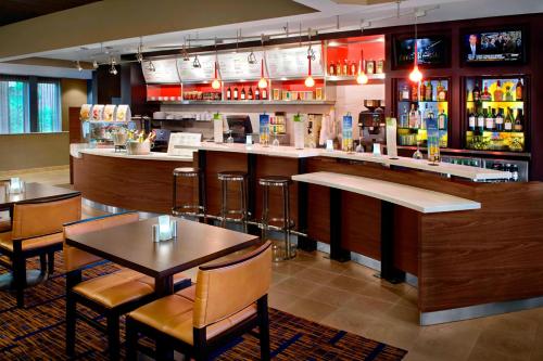 Area lounge atau bar di Courtyard By Marriott Hartford Windsor Airport
