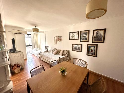 - un salon avec une table et un canapé dans l'établissement Las piedras 1, à San Miguel de Tucumán