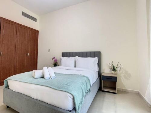 杜拜的住宿－Key View - Silicon Star，一间卧室配有一张大床和两个枕头