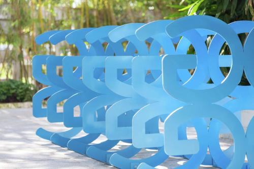 um banco azul num parque em The Gates Hotel South Beach - a Doubletree by Hilton em Miami Beach