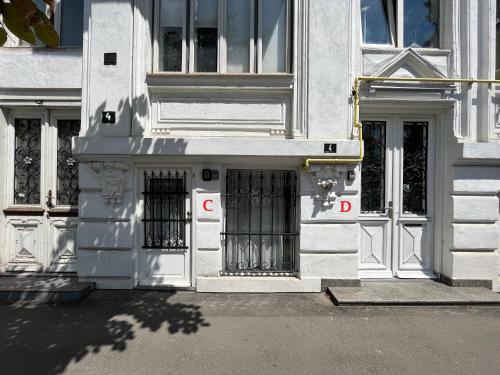 Facaden eller indgangen til Old Town Napoleon Crib