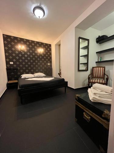 En eller flere senge i et værelse på Old Town Napoleon Crib