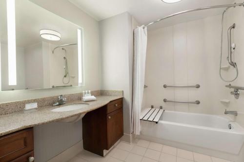 y baño con lavabo, bañera y ducha. en Homewood Suites by Hilton Sacramento/Roseville, en Roseville