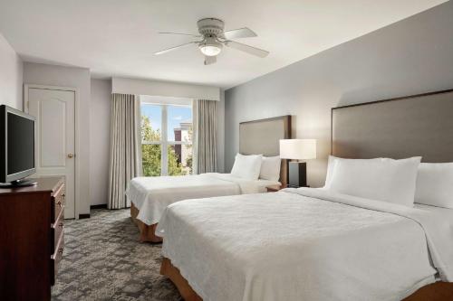 Habitación de hotel con 2 camas y TV de pantalla plana. en Homewood Suites by Hilton Sacramento/Roseville, en Roseville
