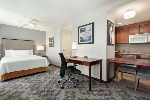 Habitación de hotel con cama, escritorio y ordenador en Homewood Suites by Hilton Sacramento/Roseville, en Roseville