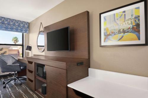 a hotel room with a desk with a tv and a desk sidx sidx sidx sidx at Hampton Inn Tracy in Tracy