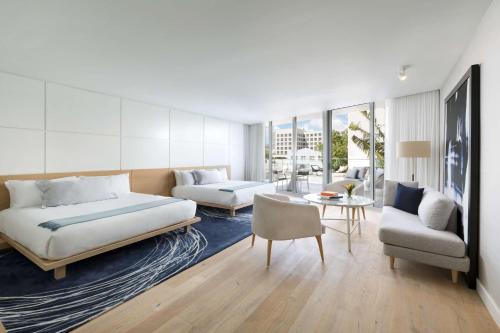 1 dormitorio con 1 cama y sala de estar en The Gabriel Miami South Beach, Curio Collection by Hilton, en Miami Beach