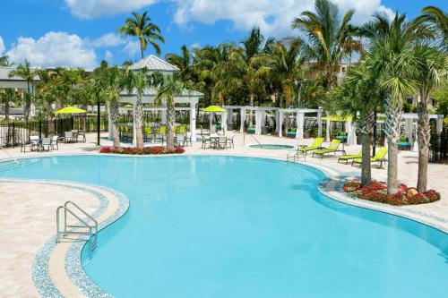 einen großen Pool in einem Resort mit Palmen in der Unterkunft Hilton Garden Inn Key West / The Keys Collection in Key West