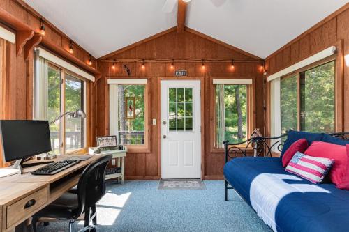 TV a/nebo společenská místnost v ubytování Cottage on the Green