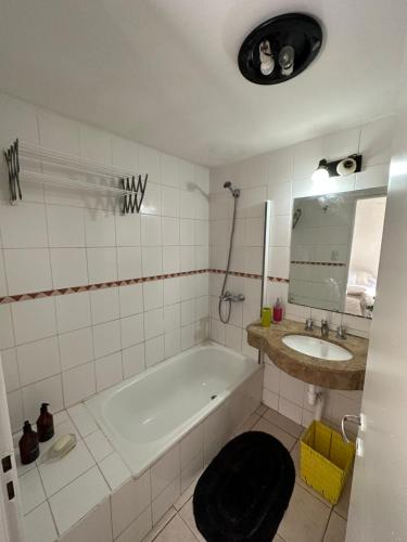 La salle de bains est pourvue d'une baignoire et d'un lavabo. dans l'établissement Las piedras 1, à San Miguel de Tucumán