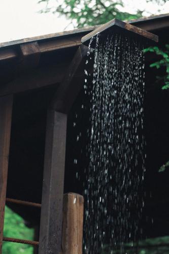 Una gota de agua saliendo de una ducha en Hyssna Forest Resort, en Hyssna