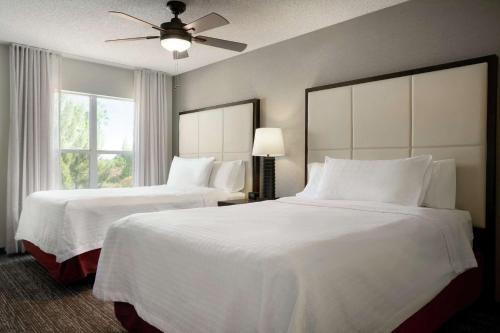 เตียงในห้องที่ Homewood Suites by Hilton Phoenix-Chandler