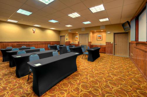 Бизнес-центр и/или конференц-зал в Hampton Inn & Suites Palmdale