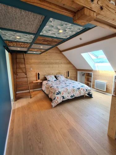 Postel nebo postele na pokoji v ubytování Gîte des Vernet - Loft chaleureux entre lacs et montagnes