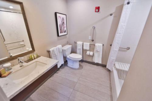 Un baño de DoubleTree by Hilton Atlanta Alpharetta-Windward