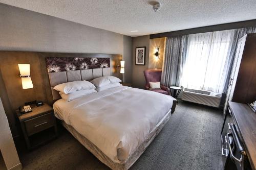 Cama o camas de una habitación en DoubleTree by Hilton Atlanta Alpharetta-Windward