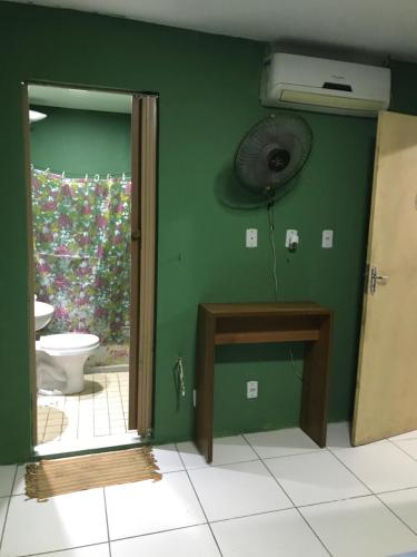 baño con aseo y pared verde en Hostel do Rasta, en Salvador
