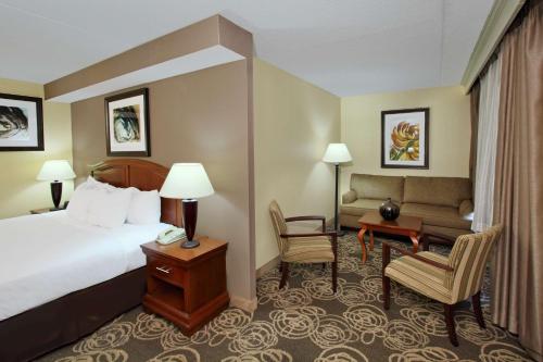 una camera d'albergo con letto e divano di DoubleTree by Hilton Mahwah a Mahwah
