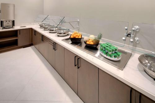 Embassy Suites by Hilton San Rafael Marin County في سان رافائيل: مطبخ مع كونتر عليه صحون فواكه