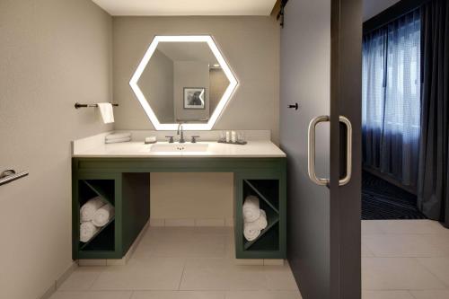 y baño con lavabo y espejo. en Embassy Suites by Hilton San Rafael Marin County, en San Rafael