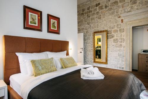 CENTRAL W ROOMS by DuHomes