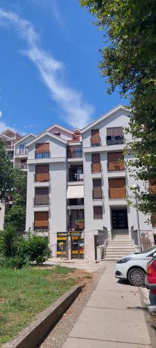 Το κτήριο όπου στεγάζεται  το διαμέρισμα