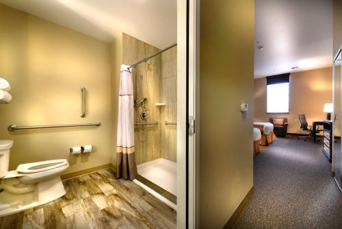 La salle de bains est pourvue d'une douche et de toilettes. dans l'établissement Hotel Maison Yakima Tapestry Collection by Hilton, à Yakima