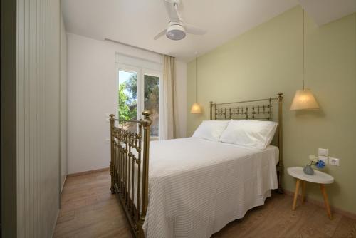 En eller flere senge i et værelse på Aeras Luxury Villa